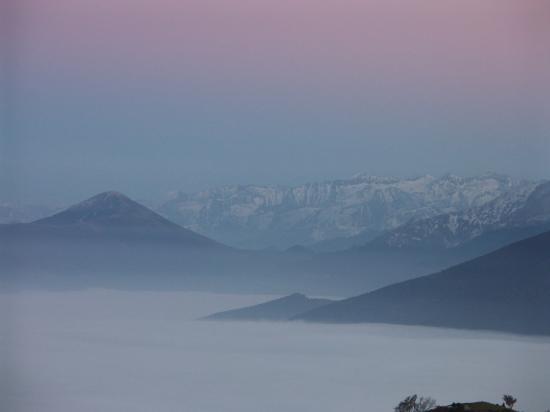 Quand la nuit tombe, la paix monte sur la montagne